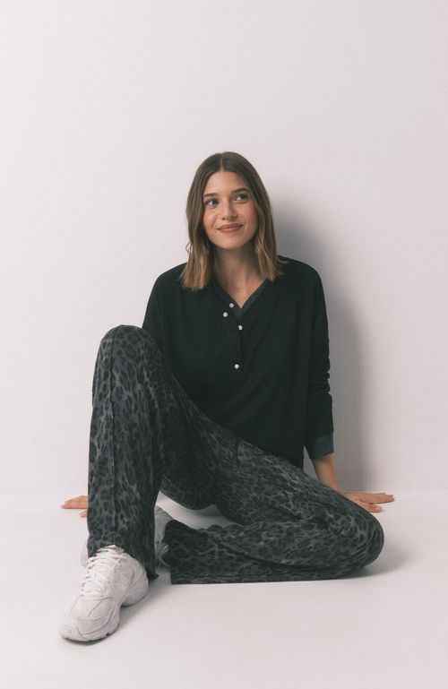 Pantalón largo animal print gris